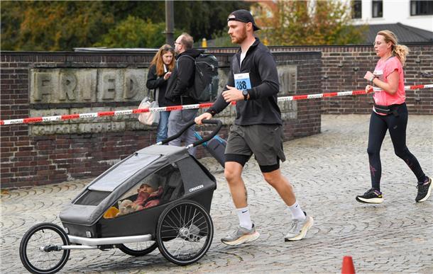 Cellist aus Basel gelingt Meisterstück und gewinnt Bremerhaven-Marathon Kind dabei? Beim City-Marathon kein Problem!