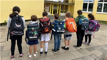 Kinder der ersten Klasse an der Fritz-Reuter-Schule sind traurig, dass ihre Klasse aufgelöst wird.
