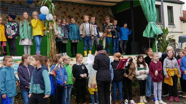Kinder der Grundschule Tarmstedt gaben ihre selbst getexteten Lieder auf dem Herbstmarkt zum Besten.