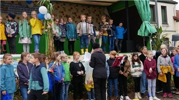 Kinder der Grundschule Tarmstedt gaben ihre selbst getexteten Lieder auf dem Herbstmarkt zum Besten.
