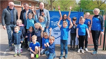 Kinder des TuS Elsdorf freuen sich über die Spende der Firma Noerpel. 