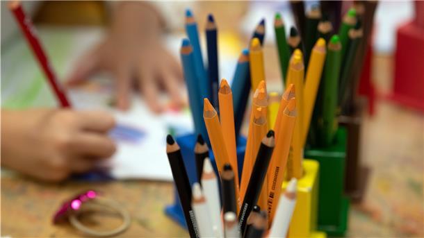 Kinder malen in einer Kita auf Papier. Die Bertelsmann-Stiftung veröffentlicht mit „Ländermonitoring Frühkindliche Bildungssysteme" Daten zur Kita-Qualität.