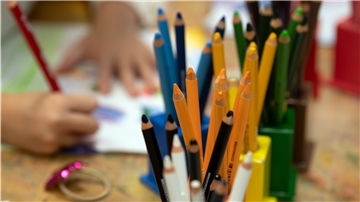 Kinder malen in einer Kita auf Papier. Die Bertelsmann-Stiftung veröffentlicht mit „Ländermonitoring Frühkindliche Bildungssysteme" Daten zur Kita-Qualität.