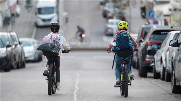 Kinder sind auf Fahrrädern unterwegs. Viele junge Leute wünschen sich sichere Radwege, um unabhängig zu sein. 