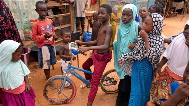 Kinder spielen auf der Straße. Nach dem Putsch im Niger befürchten Experten eine anstehende Lebensmittelkrise.