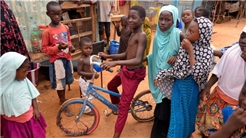 Kinder spielen auf der Straße. Nach dem Putsch im Niger befürchten Experten eine anstehende Lebensmittelkrise.