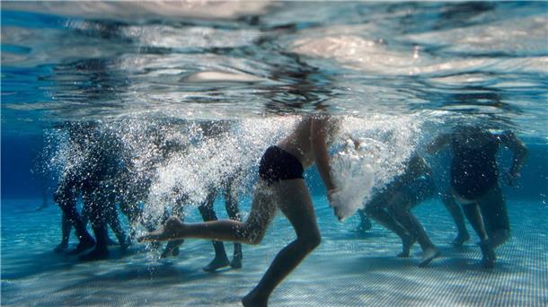 Kritik: Auslaufen des Förderprogramms für Hallenbadsanierung Kinder spielen im Becken eines Freibads.
