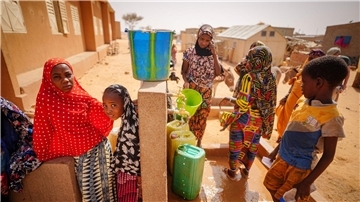 Kinder stehen an einer Wasserstelle in Ouallam im westafrikanischen Niger.