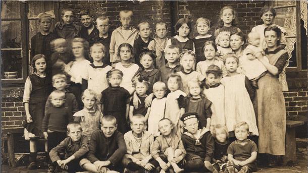 Kinder und Mütter in Geesthelle auf einem möglicherweise im Ersten Weltkrieg oder in den 1920er Jahren entstandenen.