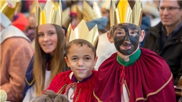 Kinder ziehen an dem Feiertag "Heilige Drei Könige" als Sternensinger von Haus zu Haus. 