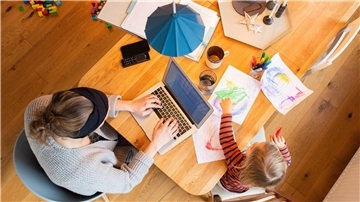 Kinderbetreuung und Homeoffice: Vor allem Frauen müssen oft zwei Aufgaben unter einen Hut bringen.