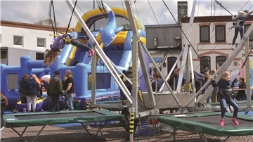 Hüpfburg und Trampolin mit Kindern im Schaufenster Fischereihafen