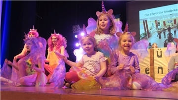 Kinderkarneval in der Friedeburg: Das Foto zeigt eine Aufführung auf der Bühne der Nordenhamer Stadthalle.