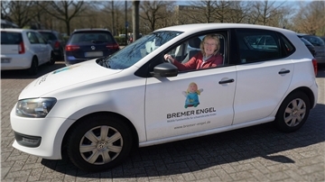 Kinderkrankenschwester Beate Tinnemeyer von den Bremer Engeln fährt zu schwer kranken Kindern, die nach einem Aufenthalt in der Bremer Kinderklinik noch Unterstützung brauchen. Bald gibt es auch in Bremerhaven zwei Engelsschwestern.