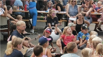 Kinderliedermacher Florian Müller aus Hepstedt gibt beim „Sommer-Spektakel“ der Hepstedter Jugendfeuerwehr ein Mitmach-Konzert.