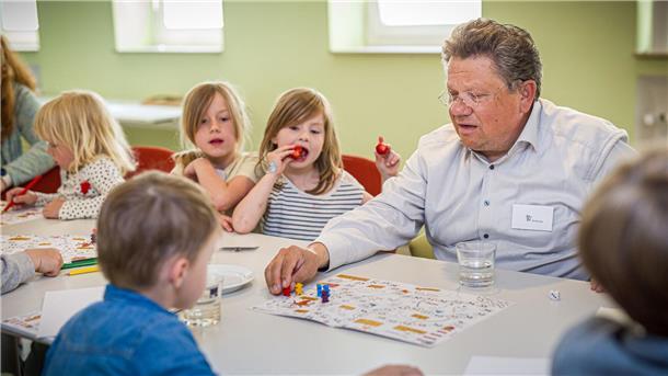 Kinderrechte als Würfelspiel: Eine bunte Unterwasserwelt soll Kindern helfen, ihre Rechte kennenzulernen.