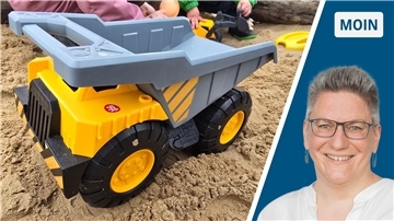 Kipplaster, Kinderspielzeug im Sandkasten
