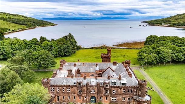 Schlossherrin oder Schlossherr in Schottland gesucht Kinloch Castle verfügt über sieben repräsentative Gesellschaftsräume und 20 Schlafzimmer. (Foto: Nest Marketing/NatureScot /PA Media/dpa)