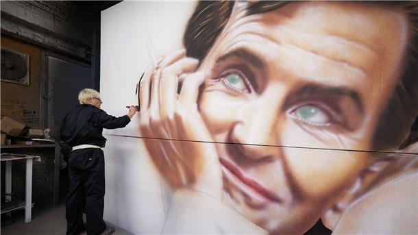 Kinoplakatmaler Götz Valien malt in seinem Berliner Atelier an dem Plakat für den Film „Maestro“.