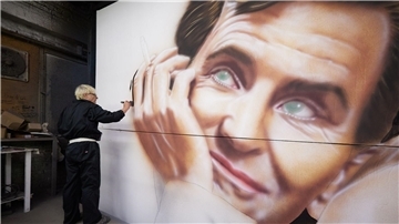 Kinoplakatmaler Götz Valien malt in seinem Berliner Atelier an dem Plakat für den Film „Maestro“.