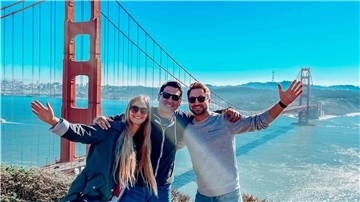 Kira Walper, Victor und Kiras Bruder Chrissy vor der Golden Gate Bridge in San Francisco.