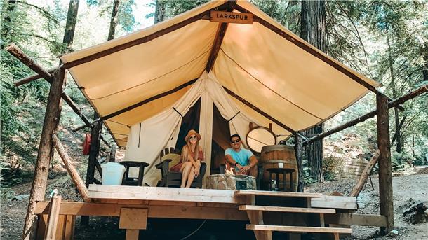 Kira Walper und Victor Zevallos bei einem "Glamping Trip" im Sommer.