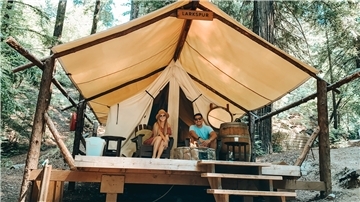 Kira Walper und Victor Zevallos bei einem "Glamping Trip" im Sommer.