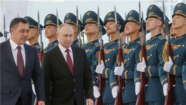 Kirgistans Präsident Sadyr Japarow empfängt Kremlchef Wladimir Putin (M) in Bischkek. Es ist Putins erster Auslandsbesuch in diesem Jahr.