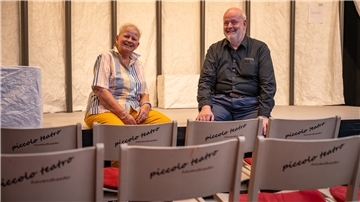 Kirsten Papenhausen ist ein Fan des Piccolo Teatros. Daniel Meyer-Dinkgräfe findet das natürlich sehr gut.