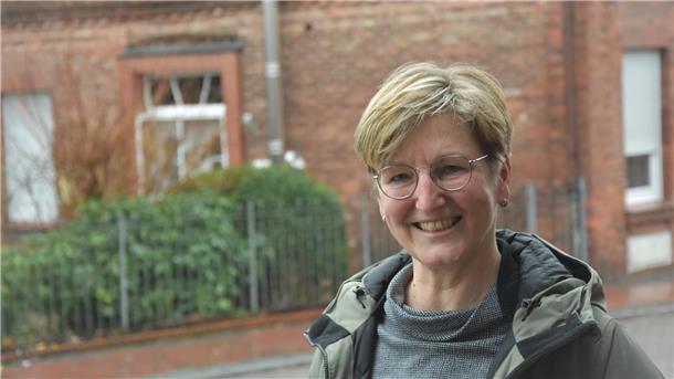 Aktionsbündnis für Demokratie zeigt dem Rechtsextremismus die Rote Karte Das Foto zeigt Kirsten Voss.