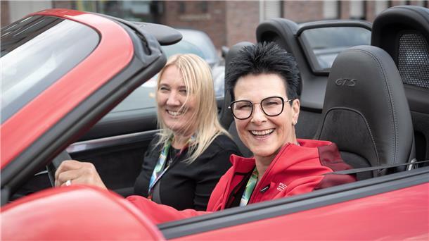 Mit Bildern: Klimakleber verschonen die Porsche-Party in Bremerhaven Kirsten Wichmann (links) und Sandra Nastulla aus Ganderkesee sind mit einem roten Porsche Cabriolet vorgefahren. Es ist ihre erste Teilnahme an einer Ausfahrt.
