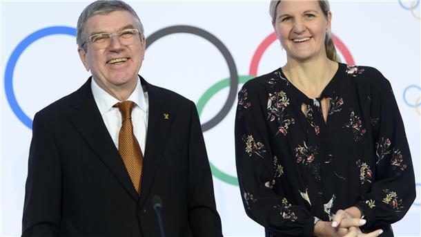 Kirsty Coventry (r) gilt als Thomas Bachs Wunschkandidatin für seine Nachfolge beim IOC.