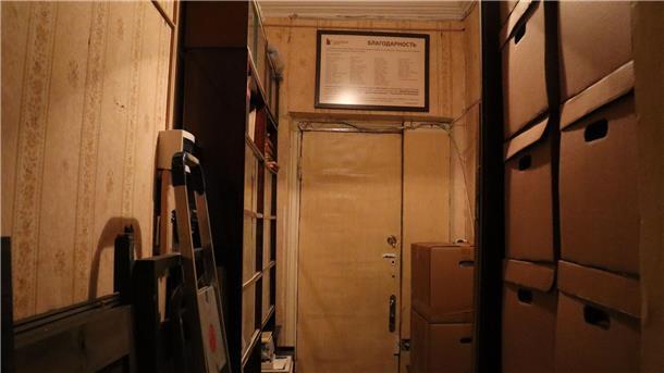 Moskaus Menschenrechts-Archivare harren aus Kisten stapeln sich im Flur des gezwungenermaßen in eine kleine Wohnung umgezogenen Moskauer Sacharow-Archivs.