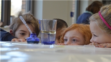 Kita-Kinder und Erstklässler arbeiten in den Gruppen des "Brücke"-Projekts an der Aue-Mehde-Grundschule Zeven zusammen. 