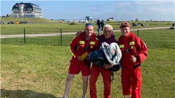 Kite-Surfer Harald Burgdörfer dankt den Helfern der DLRG. 