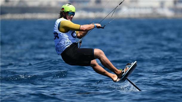Kitesurfer Jannis Maus von den Cuxhavener „Cuxkiters“ in Aktion bei Olympia