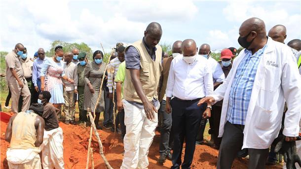 Mindestens 318 Tote bei „Hungersekte“ in Kenia Kithure Kindiki (M), Innenminister von Kenia, inspiziert Gräber in einem Waldgebiet im Süden des Landes, in denen Opfer der „Hungersekte“ begraben sind (April 2023).