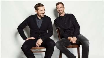 Klaas Heufer-Umlauf (l) und Joko Winterscheidt müssen sich als Adelsreporter beweisen.