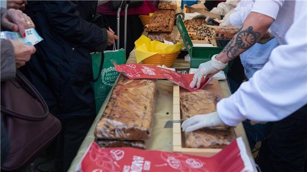 Eröffnung der Klabensaison mit 100 Meter Rosinengebäck Klaben wird an einem Stand auf dem Marktplatz verkauft.