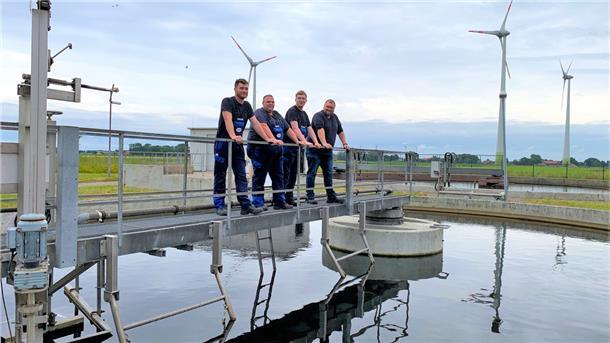 Kläranlagen-Mitarbeiter Adrian Schmeyer, Nils Arndt, Auszubildender Lukas Urbaniak und Mario Marotzki sind ein Teil des Teams, das die Kläranlagen östlich des Jadebusens auch bei saisonalen Schwankungen am Laufen hält.