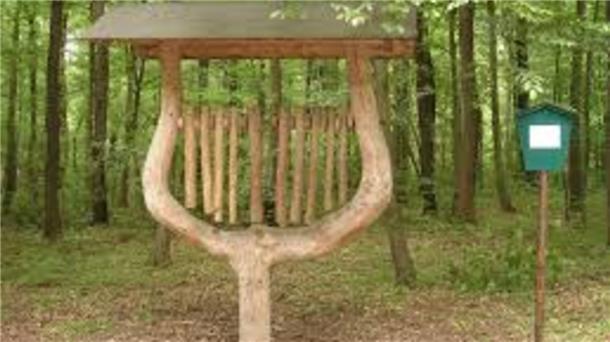 In einem Wald steht ein Klangspiel aus Holz.
