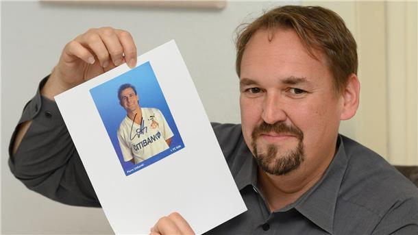„Klar tut das weh“: Selfies hätten dem Autogramm bei jüngeren Fans und Sammlern den Rang abgelaufen, sagt der Vorsitzende des Clubs der Autogrammsammler. 