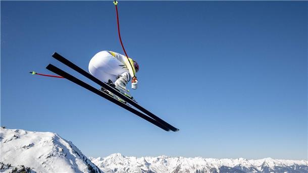 Klarer Himmel, klare Sicht: Beim Training zur Abfahrt der Herren für die Ski-Alpin-Weltmeisterschaft hebt Josef Ferstl aus Deutschland ab.