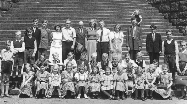 Willy von Deylen: Ein Lehrerschicksal in Oldendorf Klassenfahrt der Oldendorfer Schulkinder nach dem Krieg zur Porta Westfalica. In der Mitte der hinteren Reihe mit Hut in der Hand Lehrer Willy von Deylen umringt von seinen Schülern. Links von ihm der älteste Sohn Rolf. Rechts neben ihm seine Tochter Adda mit ihrem Freund Gustav Lange. Rechts daneben seine zweite Tochter Frigga. Die jüngste Tochter von Deylen, Inge, geboren in Oldendorf, sitzt in der vorderen Reihe als Vierte von links.