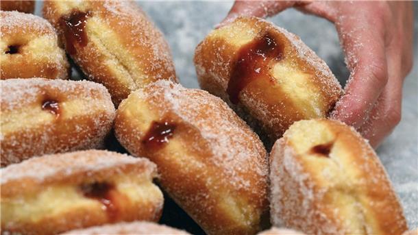 Warum die Rede vom Krapfen so kompliziert ist Klassisch sind Krapfen mit Marmelade gefüllt.