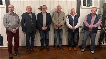 Klaus Böse (Zweiter von links) gratuliert dem neu gewählten Vorstand: Hartmut Spreen (Kassenwart/von links), Volker Radau (1. Vorsitzender), Ralf Wolf (Stellv. 1. Vorsitzender), Peter Taube (2. stellv. Vorsitzender) und Timo Gerkens (Beisitzer).