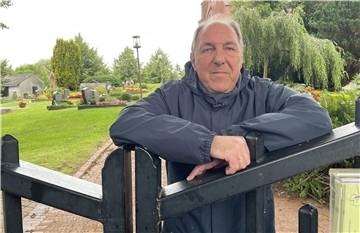 Klaus Braje  lehnt auf der Eingangspforte zur St.-Petri-Kirche