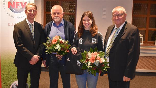 Klaus-Dieter Strauch (Kreissieger DFB-Ehrenamtspreis) und Julia Rieper („Fußballhelden - DFB-Aktion junges Ehrenamt“) mit dem Kreisvorsitzenden Thorsten Holz (links) und dem Ehrenamtsbeauftragten Michael Schlobohm.