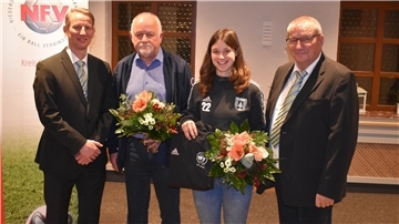 Klaus-Dieter Strauch (Kreissieger DFB-Ehrenamtspreis) und Julia Rieper („Fußballhelden - DFB-Aktion junges Ehrenamt“) mit dem Kreisvorsitzenden Thorsten Holz (links) und dem Ehrenamtsbeauftragten Michael Schlobohm.