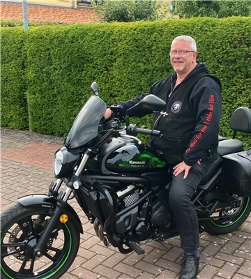 Mann auf einem Motorrad in Brake, Bruderschaft christlicher Motorradfahrer